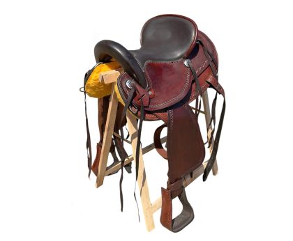 Седло в комплект с юзда, поводи и нагръдник