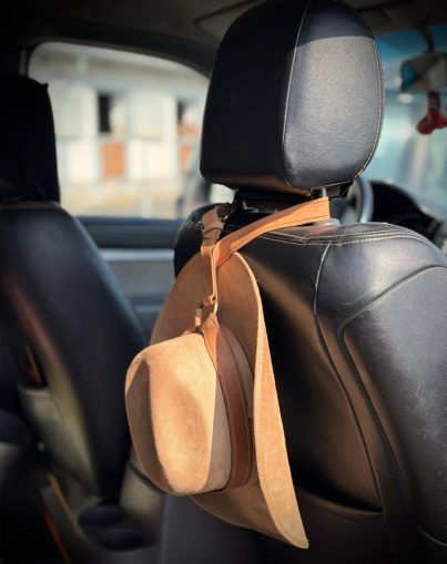 Кожен държач за шапка в автомобил