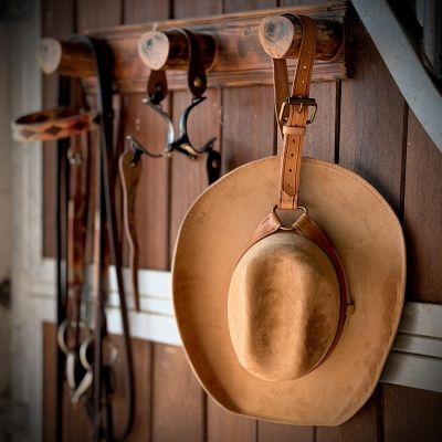 Кожен държач за шапка в автомобил